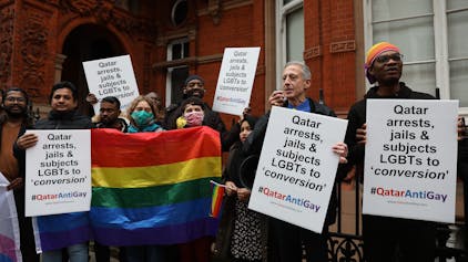 Vor der katarischen Botschaft in London protestieren Aktivisten gegen die Unterdrückung der LGBTQ-Gemeinde in Katar. Sie halten Regenbogenflaggen und Schilder mit dem Hashtag „Qatar Anti Gay“ hoch.