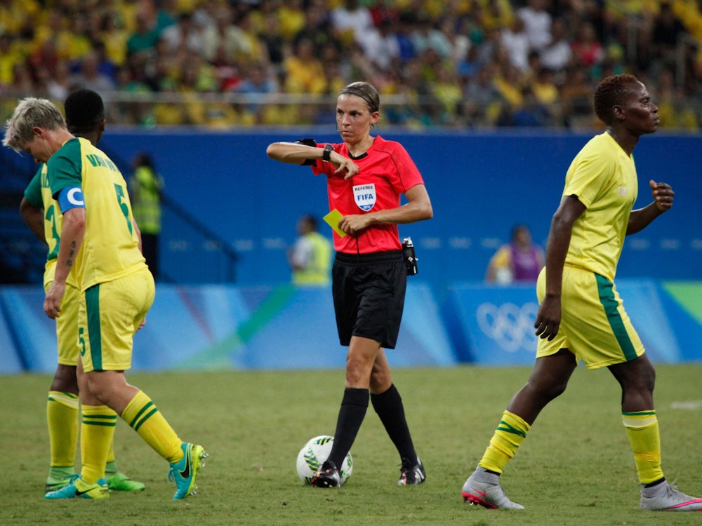 Stéphanie Frappart zückt bei Olympia im Spiel zwischen Südafrika und Brasilien am 9. August 2016 eine Karte.
