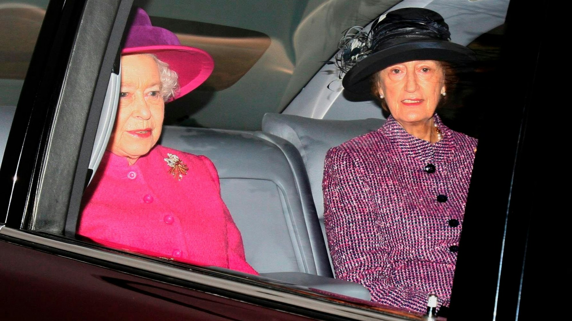 Die britische Königin Elizabeth II. (links) und ihre damalige Hofdame Lady Susan Hussey bei der Ankunft in der St. Mary Magdalene Church auf dem königlichen Anwesen in Sandringham in Norfolk, England, 23. Januar 2011.