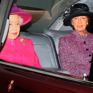 Die britische Königin Elizabeth II. (links) und ihre damalige Hofdame Lady Susan Hussey bei der Ankunft in der St. Mary Magdalene Church auf dem königlichen Anwesen in Sandringham in Norfolk, England, 23. Januar 2011.