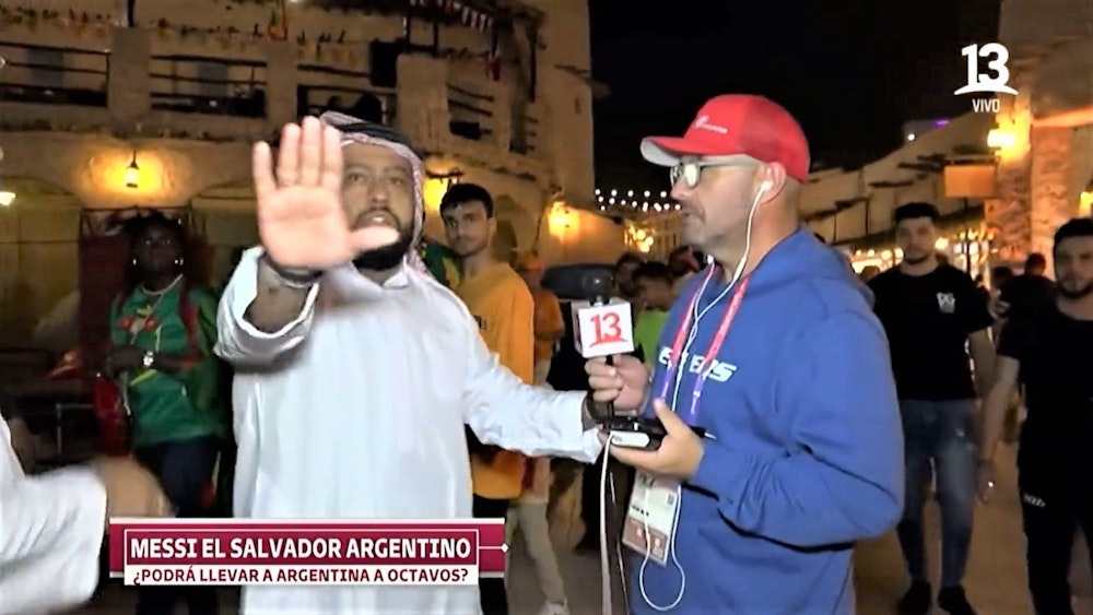 Zwei verkleidete mexikanische Fans sorgen in einer TV-Schalte aus Katar beim TV-Sender Canal 13 aus Chile für Verwirrung.