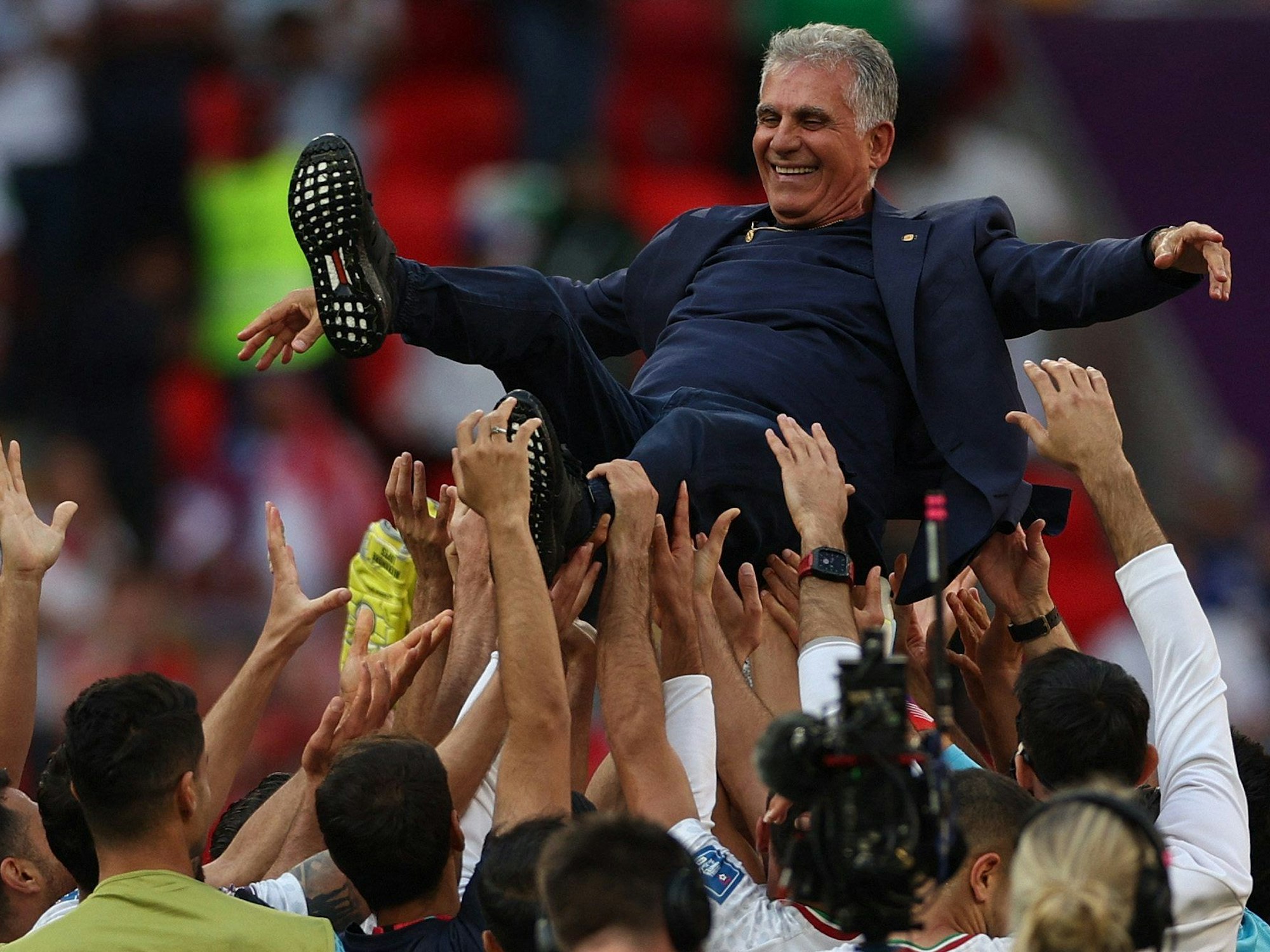 Iran-Trainer Carlos Queiroz wird von seinen Spielern auf Händen getragen.