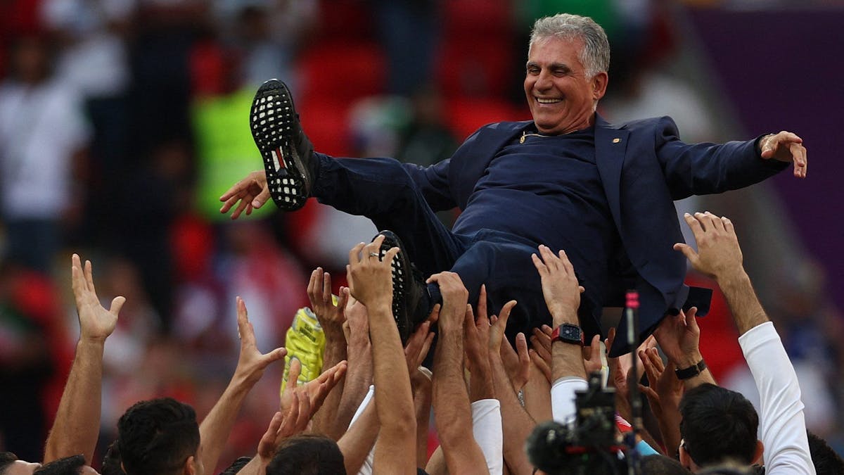 Iran-Trainer Carlos Queiroz wird von seinen Spielern auf Händen getragen.