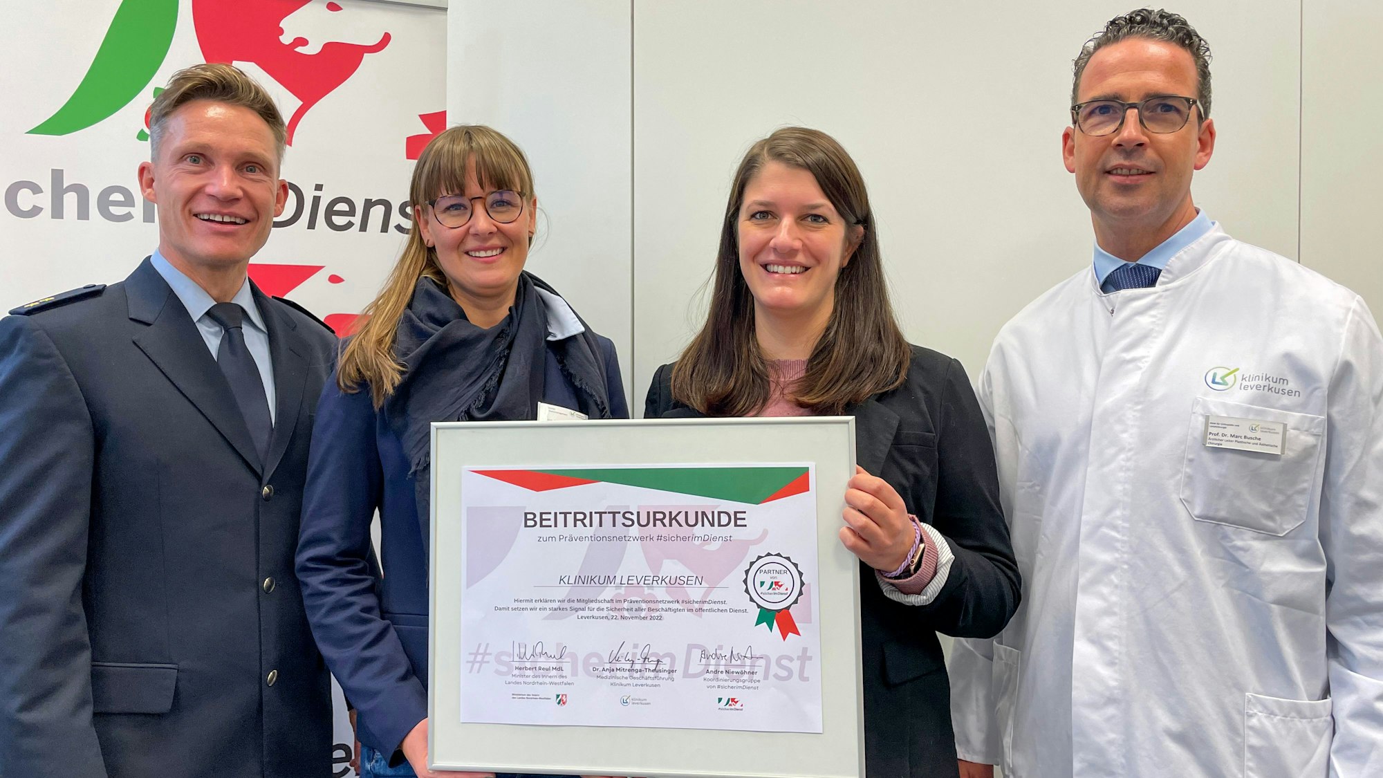 Die Netzwerk-Vertreter Andre Niewöhner und Anne Herr haben dem Klinikum Leverkusen, vertreten durch Jessica Odenthal und Prof. Dr. Marc N. Busche die Mitgliedsurkunde überreicht.