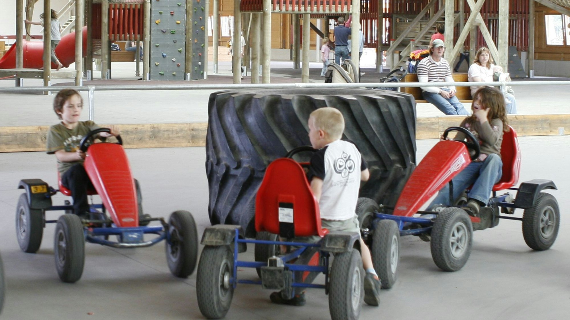 Eine Gruppe Kinder fährt mit Gokarts im Bubenheimer Spieleland.