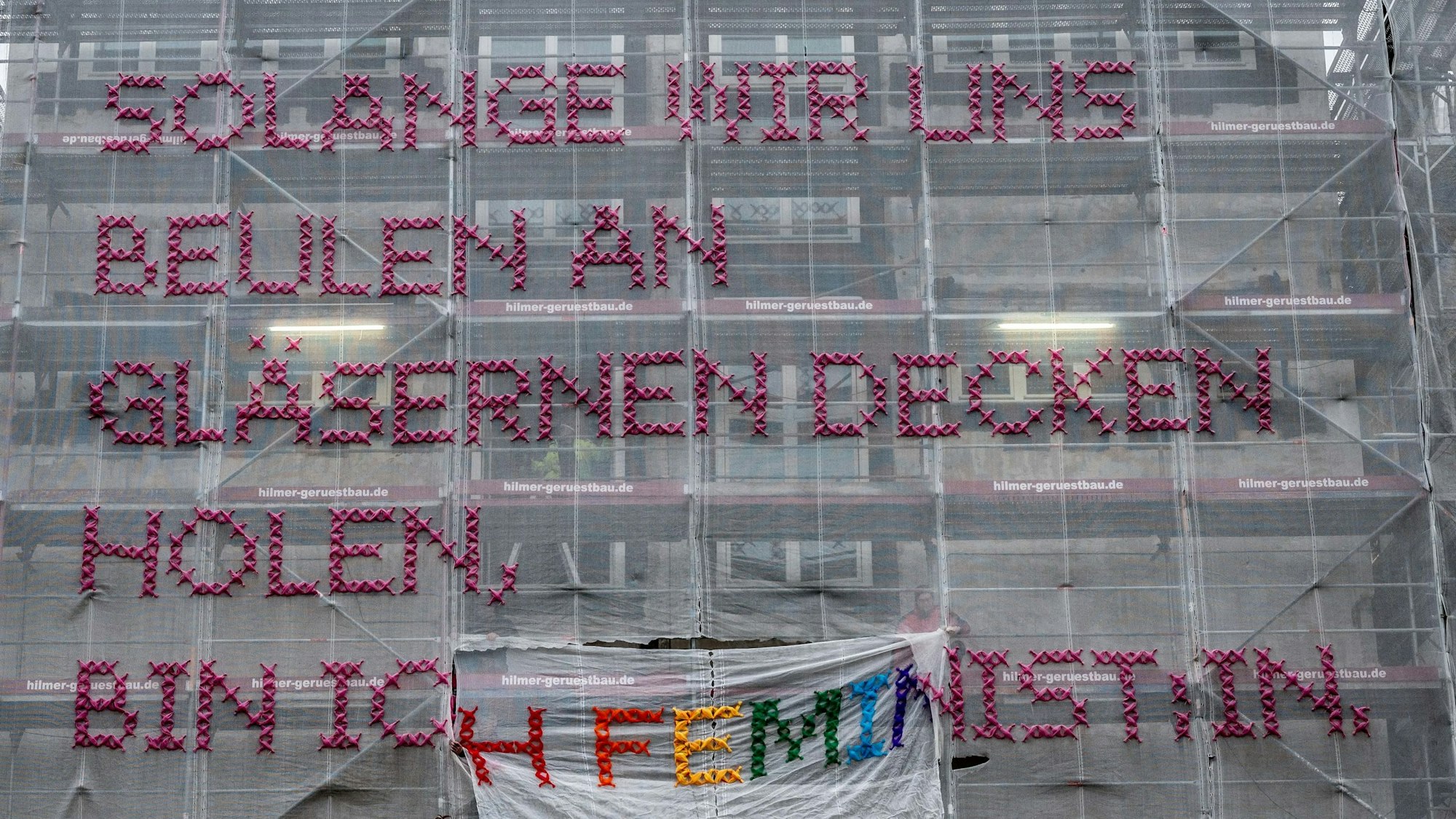 30.11.2022, Köln:Reparatur des SOLANGE-Kunstwerks an der Uni Köln. Foto: Uwe Weiser