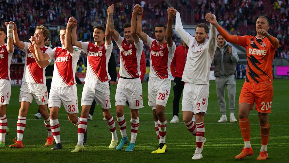 Die Profis des 1. FC Köln feiern den Heim-Sieg gegen Borussia Dortmund vor der Südkurve.