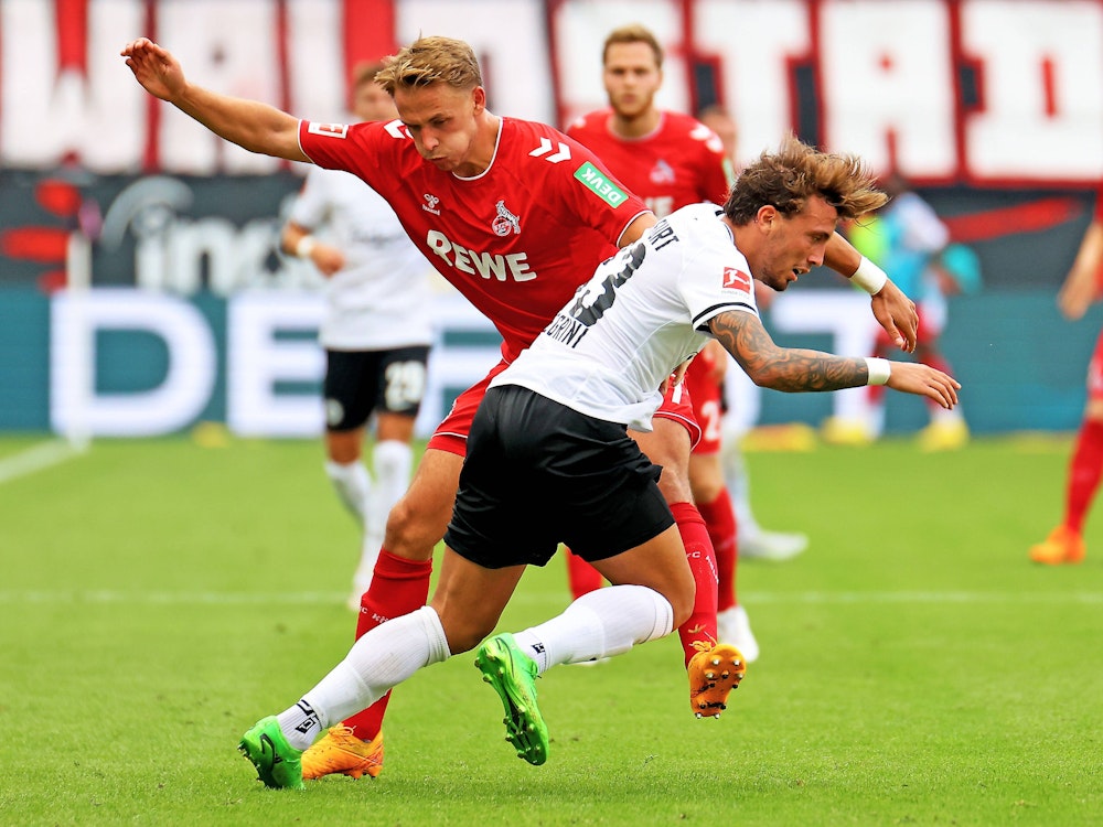 Mathias Olesen kämpft gegen Eintracht Frankfurt um den Ball.