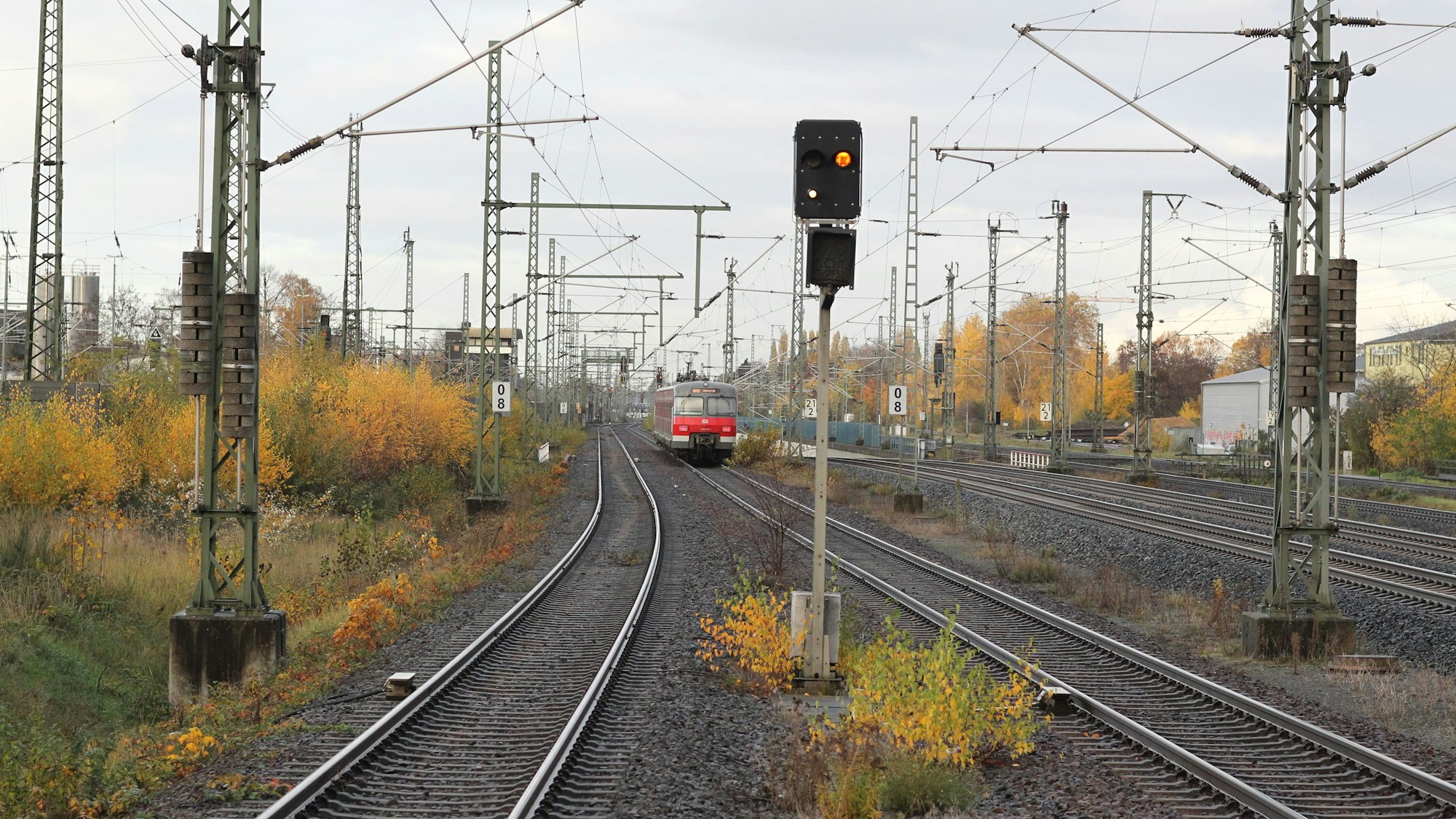 Der Blick vom Troisdorfer Bahnhof von Gleis sechs in Richtung Norden nach Köln zweigt nebeneinander die Gleisstränge von Fern- und Nahverkehrsstrecken.