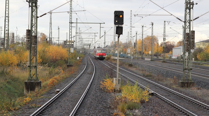 Der Blick vom Troisdorfer Bahnhof von Gleis sechs in Richtung Norden nach Köln zweigt nebeneinander die Gleisstränge von Fern- und Nahverkehrsstrecken.