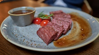 Teller mit dem "Redefine Flank Steak" im Restaurant The Ash im Köln.