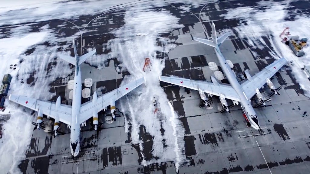 Auf diesem vom Pressedienst des russischen Verteidigungsministeriums zur Verfügung gestellten Videostandbild vom Januar 2022 sind zwei strategische Tu-95-Bomber der russischen Luftwaffe auf einem Luftwaffenstützpunkt geparkt. Auf dem Flugfeld ist Eis und Schnee zu sehen.&nbsp;