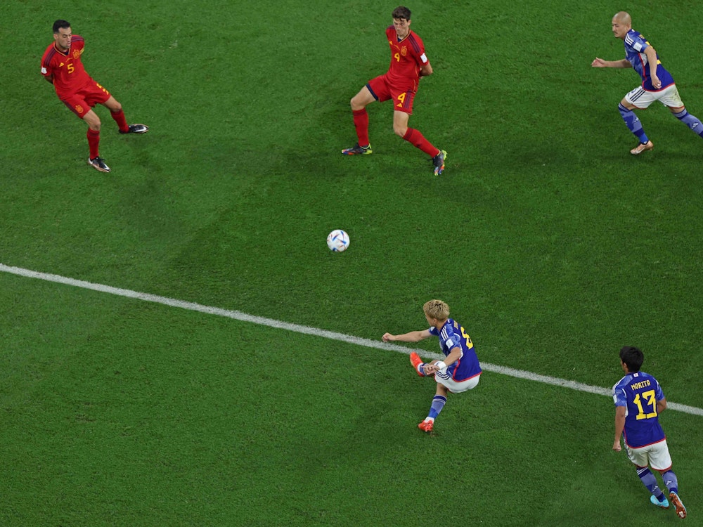 Ritsu Doan erzielt das 1:1 für Japan im WM-Vorrundenspiel gegen Spanien.