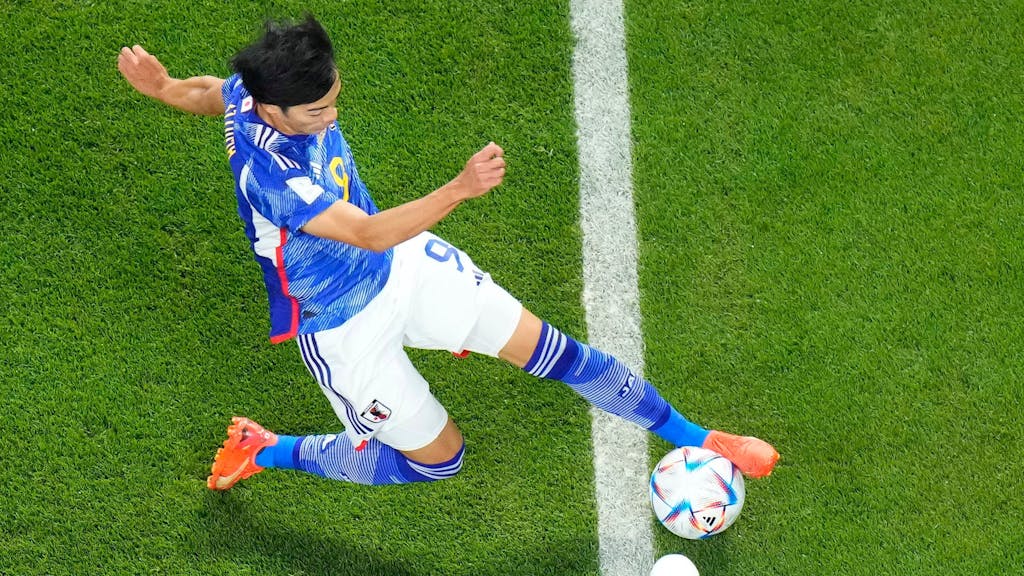Kaoru Mitoma kratzt den Ball für Japan im WM-Spiel gegen Spanien gerade noch von der Grundlinie
