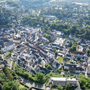 Ein Luftbild von Bad Münstereifel aus dem Sommer 2022.