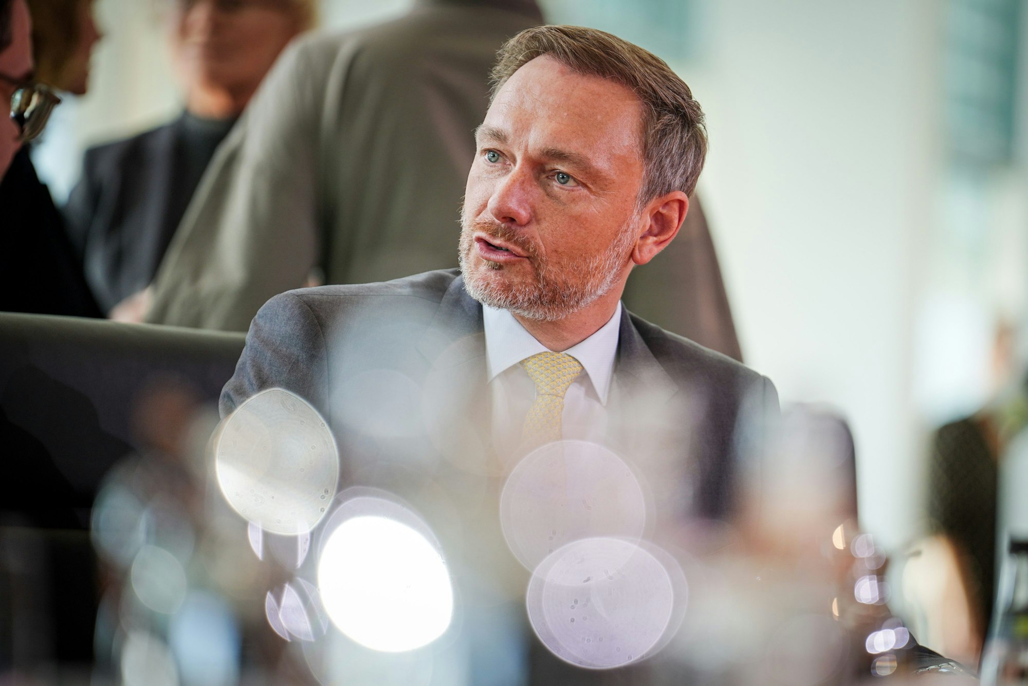 Christian Lindner (FDP), sitzt 2022 an einem Tisch.