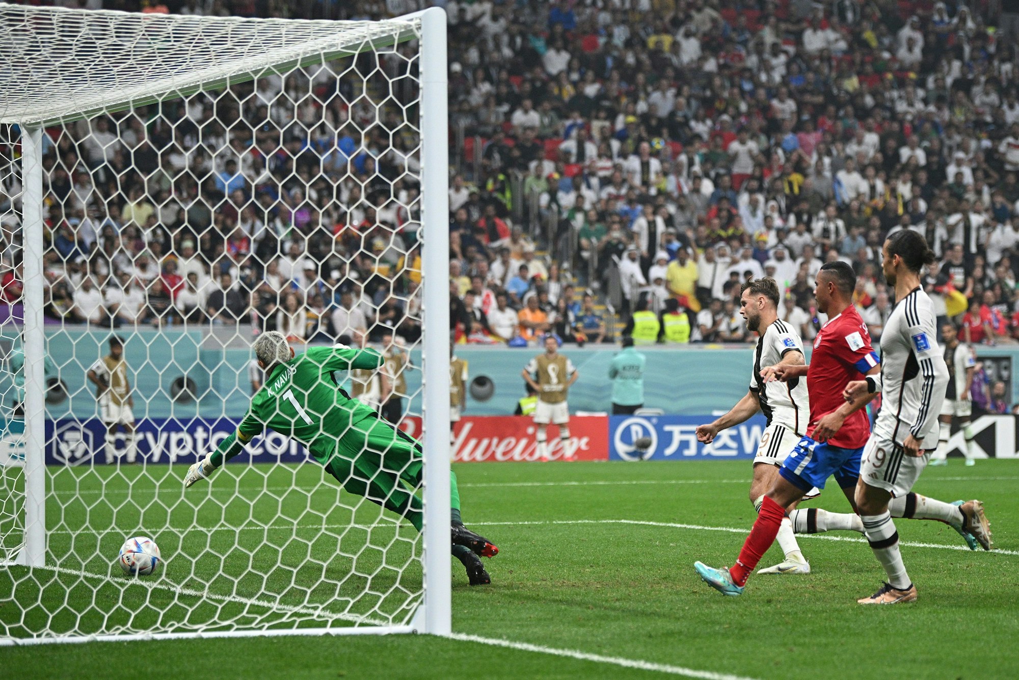 Niclas Füllkrug trifft zum 4:2 für Deutschland im WM-Vorrundenspiel gegen Costa Rica.