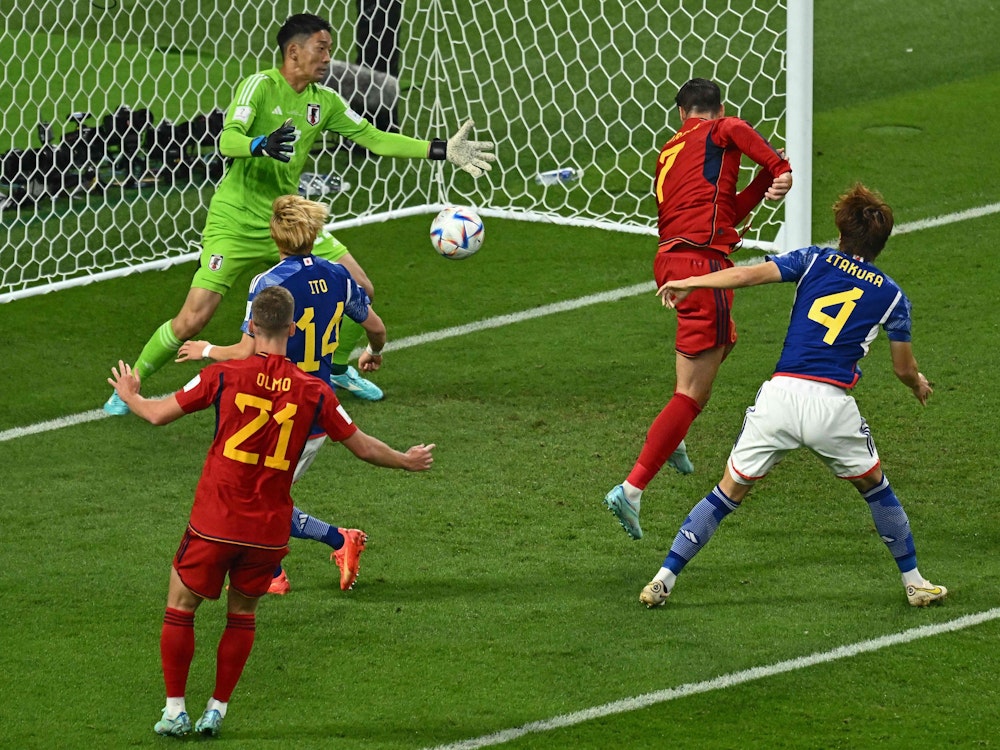 Alvaro Morata trifft per Kopf zum 1:0 im WM-Gruppenspiel gegen Japan.