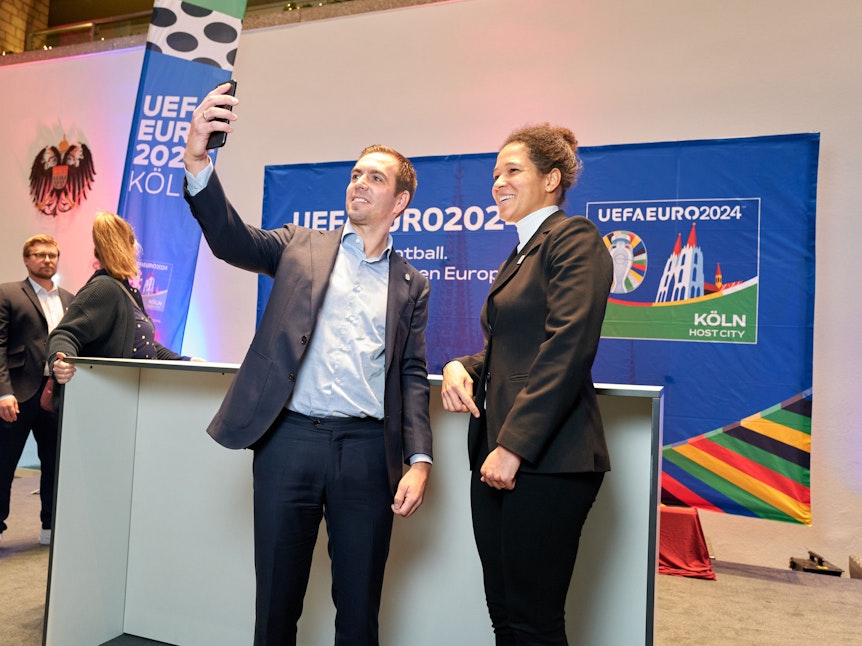 Philipp Lahm und Celia Šašić machen ein Selfie beim Empfang der UEFA-Delegation in Köln.