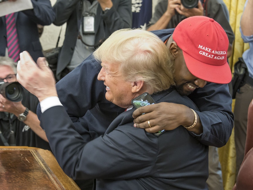 Der Rapper Kanye West, heute nennt er sich Ye, mit Donald Trump.