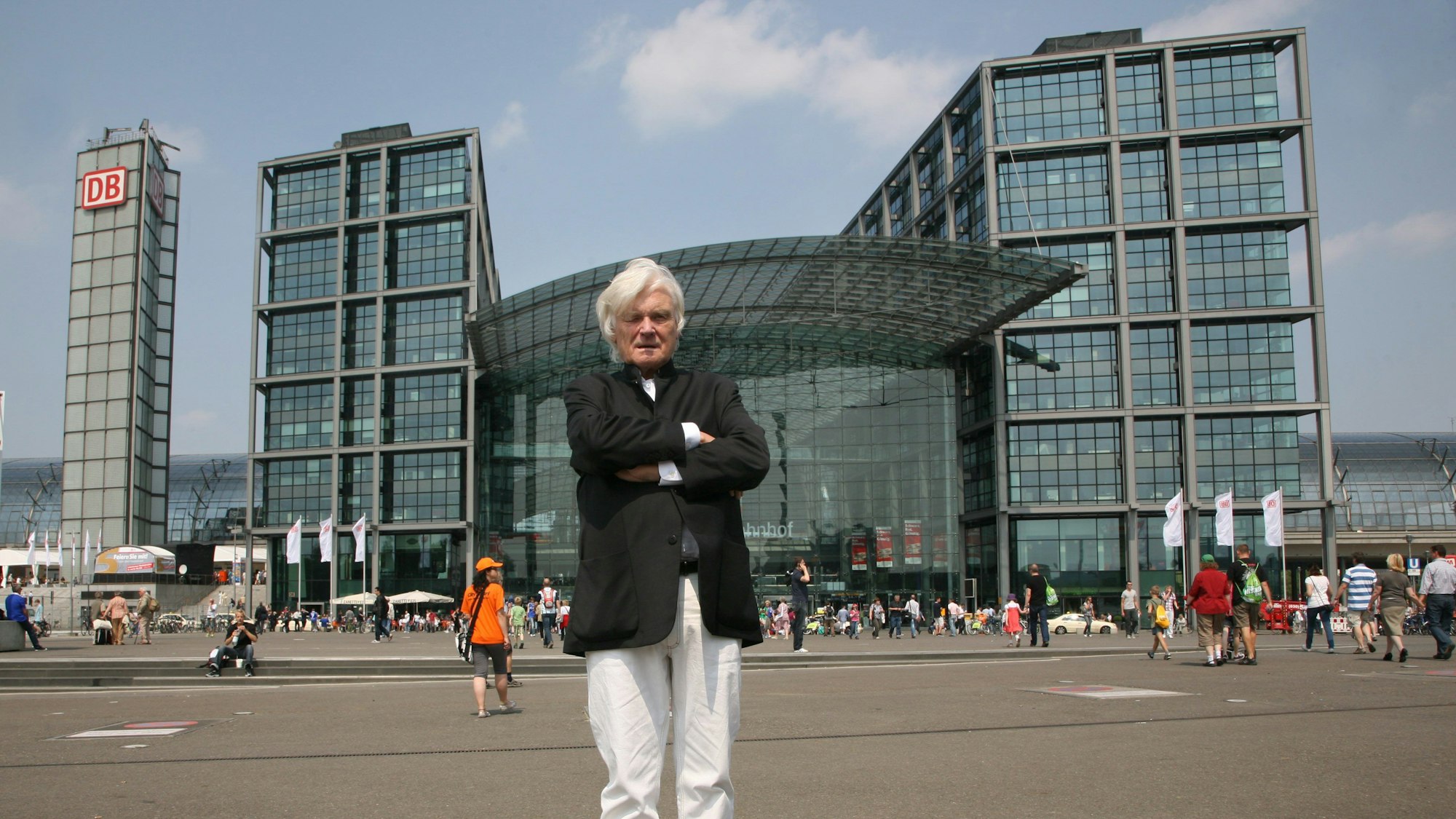 Meinhard von Gerkan 2011 vor dem von ihm entworfenen Hauptbahnhof in Berlin