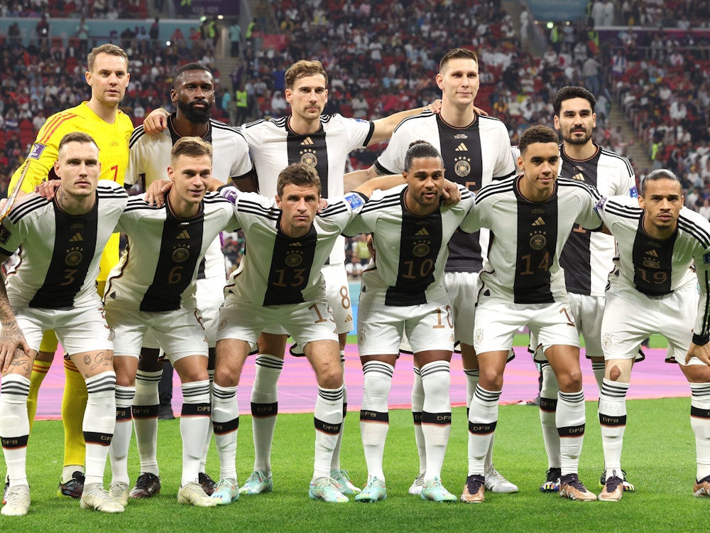 Die deutschen Spieler stehen zum Gruppenfoto zusammen.
