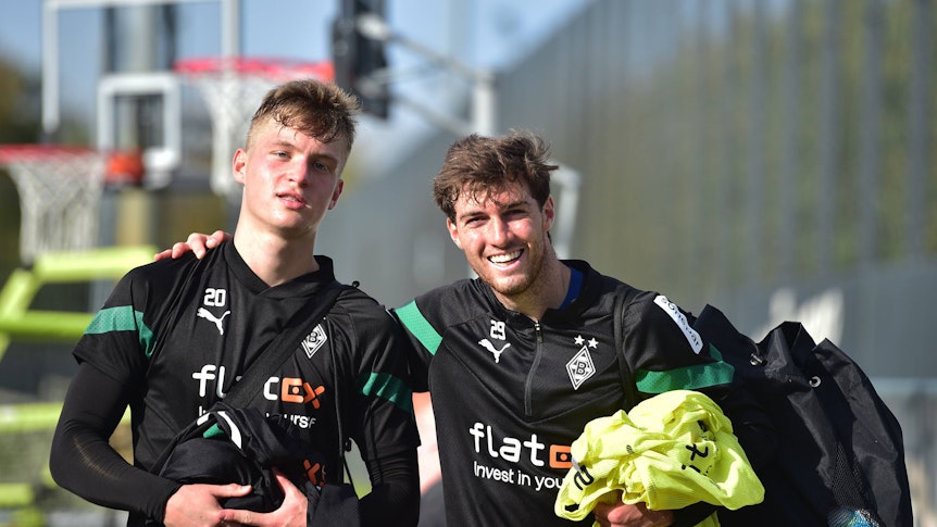 Luca Netz (l.) und Joe Scally am 27. Oktober 2022 bei einer Trainingseinheit von Borussia Mönchengladbach auf dem Fohlenplatz.