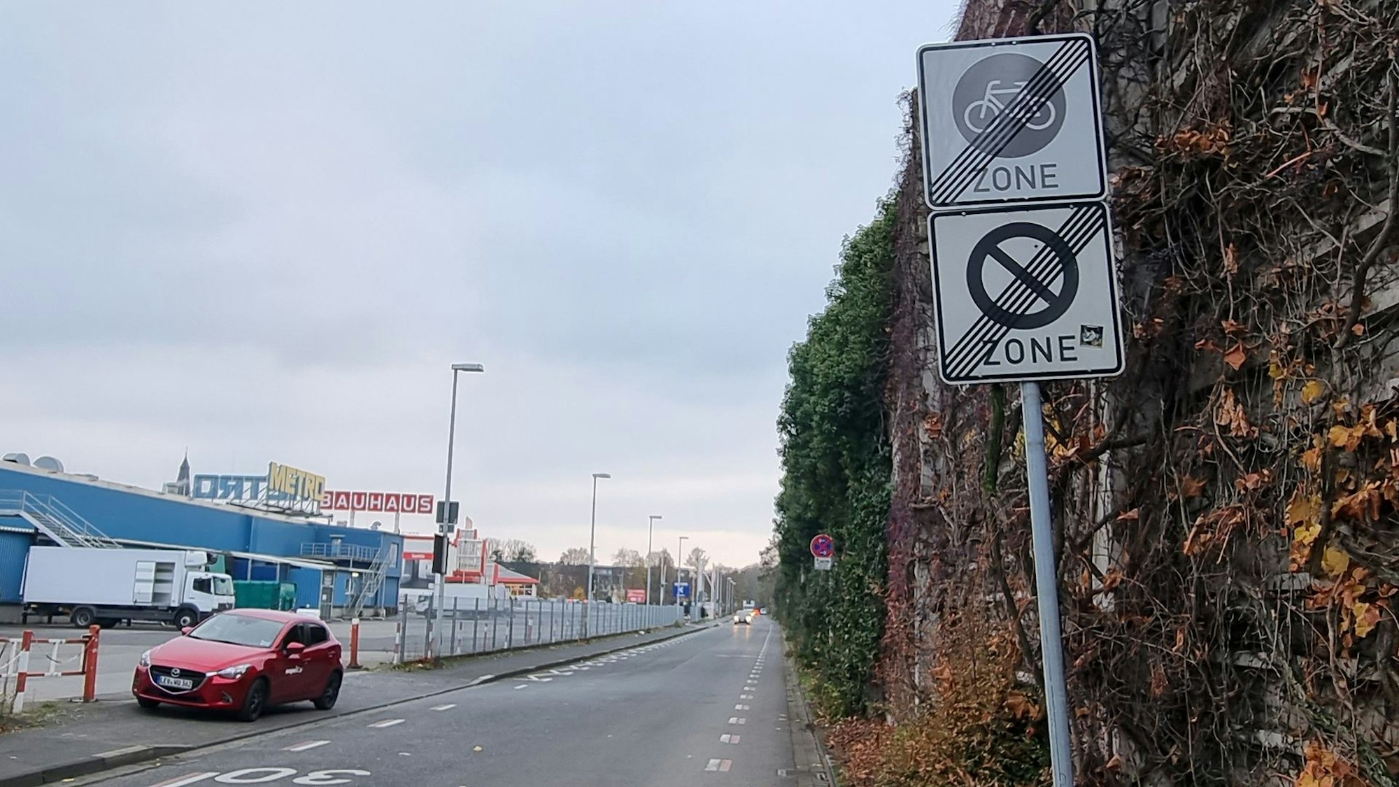 Schild, das das Ende der Fahrradzone anzeigt.