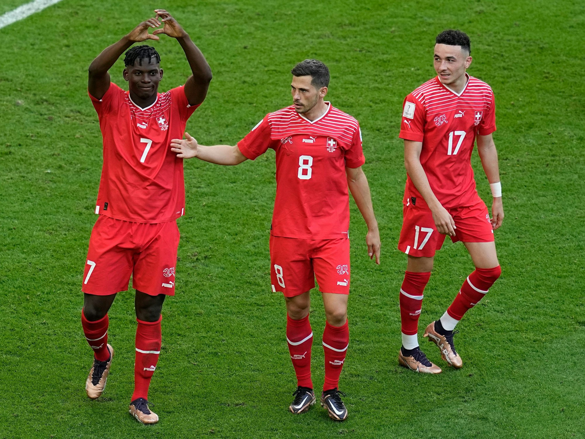 Der Schweizer Breel Embolo jubelt mit Remo Freuler und Ruben Vargas (v.l.n.r.) nach seinemTreffer zum 1:0 im WM-Gruppenspiel gegen Kamerun.