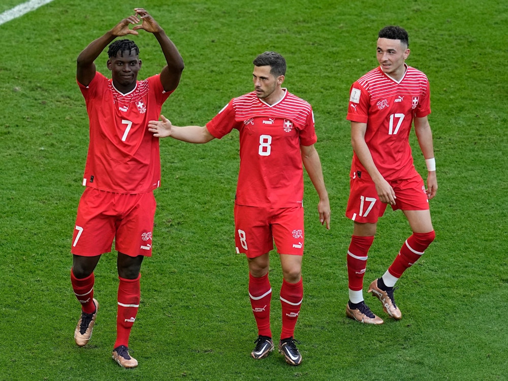 Der Schweizer Breel Embolo jubelt mit Remo Freuler und Ruben Vargas (v.l.n.r.) nach seinem Treffer zum 1:0 im WM-Gruppenspiel gegen Kamerun.