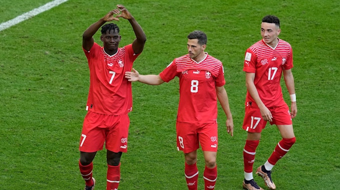 Der Schweizer Breel Embolo jubelt mit Remo Freuler und Ruben Vargas (v.l.n.r.) nach seinem&nbsp;Treffer zum 1:0 im WM-Gruppenspiel gegen Kamerun.