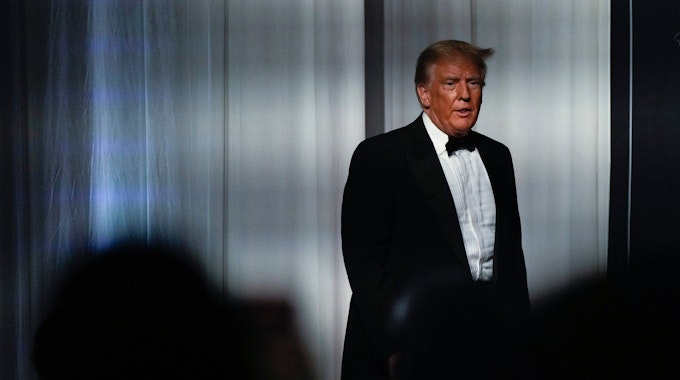Ex-US-Präsident Donald Trump im November in seinem Anwesen in Palm Beach: Ein Dinner in Mar-a-Lago wird Trump nun zunehmend gefährlich.