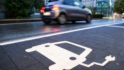 Besitzerinnen und Besitzern von Elektroautos droht in der Schweiz bei Strommangel ein Fahrverbot (Symbolbild).