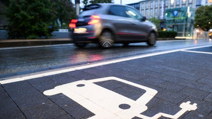 Besitzerinnen und Besitzern von Elektroautos droht in der Schweiz bei Strommangel ein Fahrverbot (Symbolbild).