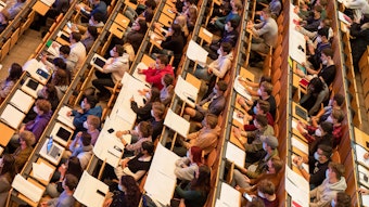 Studierende nehmen an einer Vorlesung im Audimax der Technischen Universität München (TUM) teil.