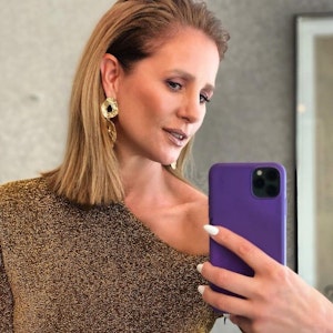 Moderatorin Mareile Höppner, hier schaut sie auf einem Instagram-Selfie vom 16. November selbstbewusst in den Spiegel, verzauberte ihre Instagram-Fans in einem pompösen Abendkleid.