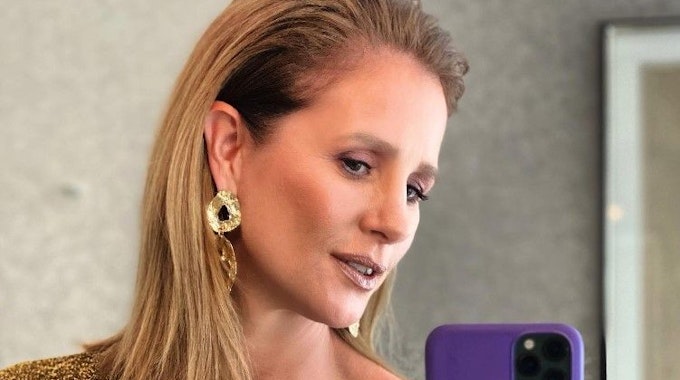 Moderatorin Mareile Höppner, hier schaut sie auf einem Instagram-Selfie vom 16. November selbstbewusst in den Spiegel, verzauberte ihre Instagram-Fans in einem pompösen Abendkleid.