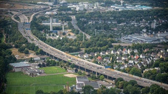 Die Stelze der Autobahn 1 führt am Sportpark in Leverkusen vorbei.