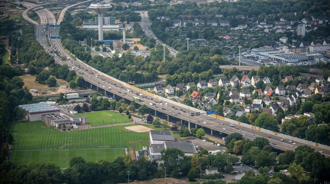 Die Stelze der Autobahn 1 führt am Sportpark in Leverkusen vorbei.