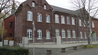 Historisches Schulgebäude mit Backsteinfassade