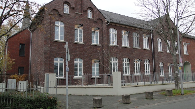 Historisches Schulgebäude mit Backsteinfassade