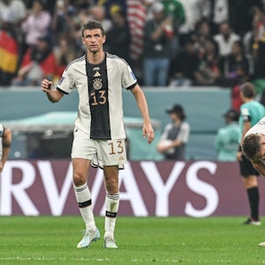 Deutschlands Thomas Müller (M.) steht mit Niklas Süle (l.) und Joshua Kimmich auf dem Rasen bei der Weltmeisterschaft in Katar.