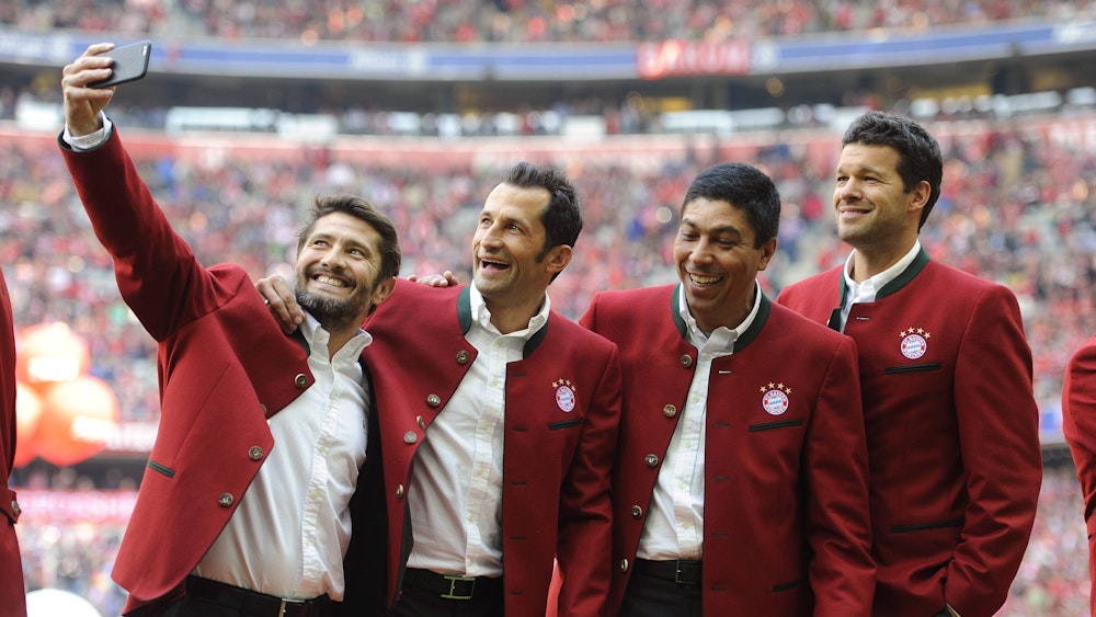Bixente Lizarazu, ehemaliger Spieler des FC Bayern München, macht ein Selfie mit Hasan Salihamidzic, Giovane Elber und Michael Ballack.