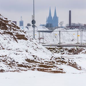 Der Kölner Dom schimmert hinter einer schneebedeckten Landschaft.&nbsp;