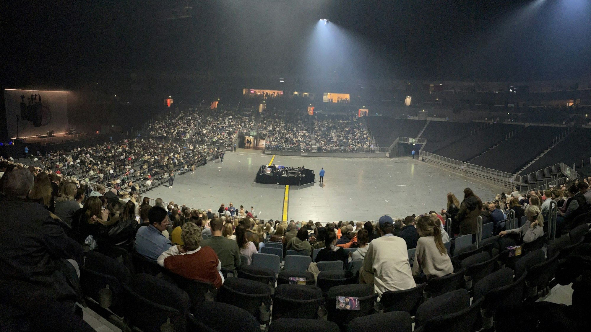 Blick in die Kölner Lanxess-Arena beim Konzert von Philipp Poisel