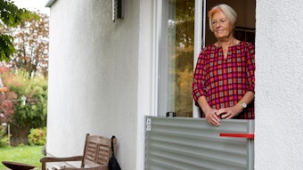 Margret Barth an einem ihrer Fenster mit Hochwasserschutz.
Sie war Opfer der Flutkatastrophe vom 14. Juli 2021.