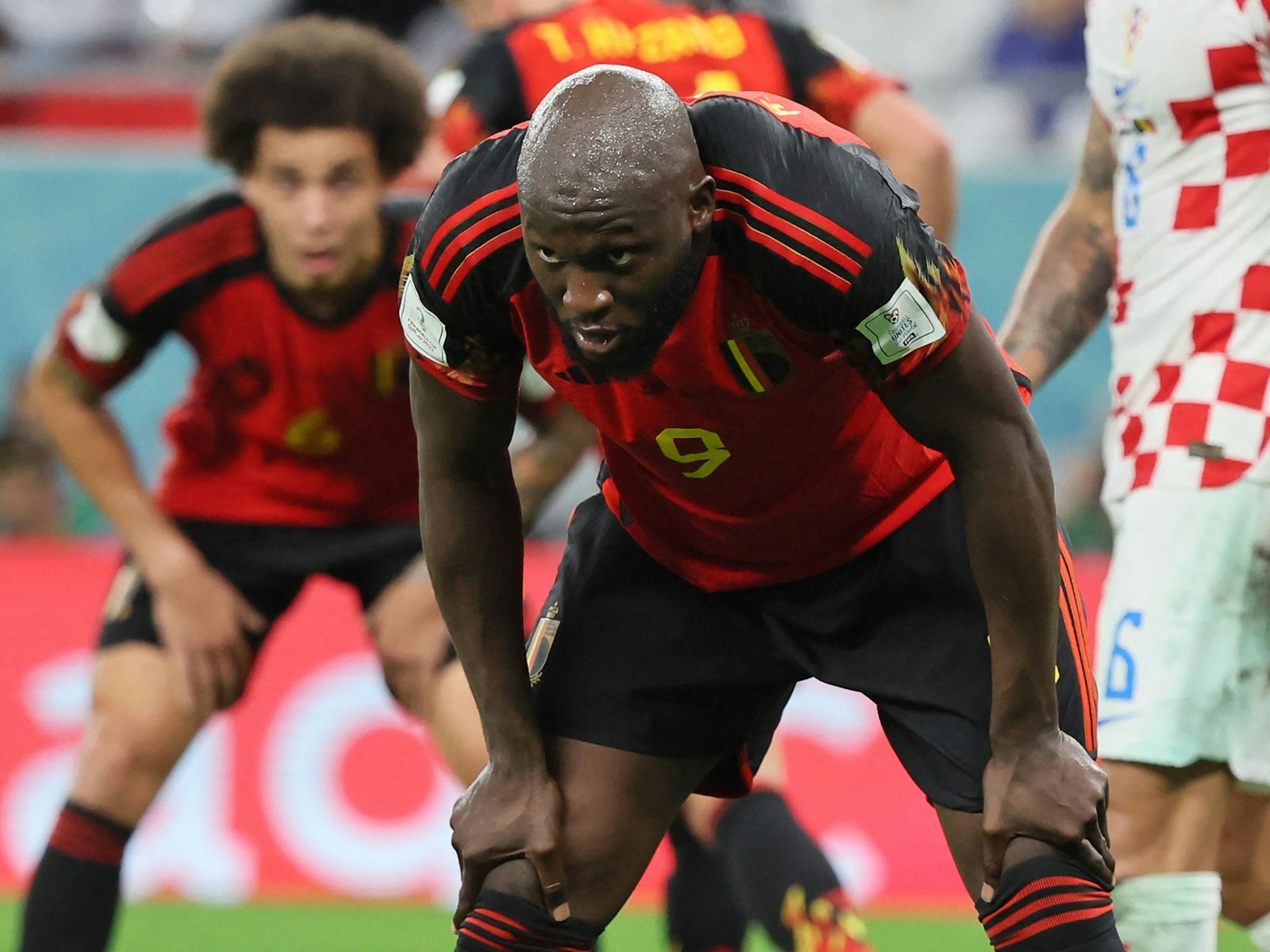 Romelu Lukaku blickt nach einer vergebenen Chance für Belgien im Spiel gegen Kroatien bei der Fußball-WM ins Leere.