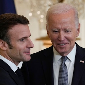 Joe Biden (r), Präsident der USA, und Emmanuel Macron, Präsident von Frankreich.