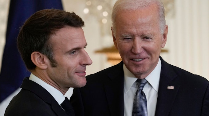 Joe Biden (r), Präsident der USA, und Emmanuel Macron, Präsident von Frankreich.
