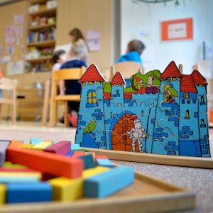 Spielzeug liegt in einer Kindertagesstätte auf dem Boden (Symbolbild).